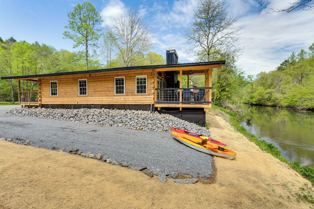 Modern Creek-front Cabin w/ Deck & Views in Murphy