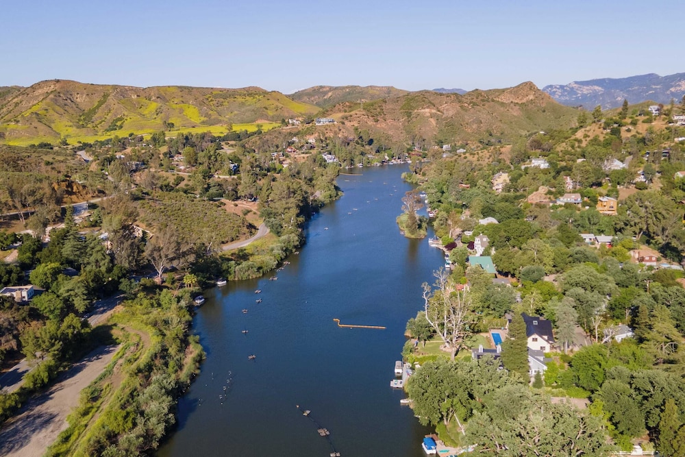 Designer Retreat w/ Pool, Firepits, Panoramic Views The Lake House at Malibu