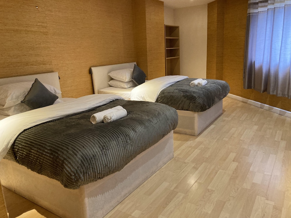 Spacious 2 Bed Apartment in Birmingham view 3
