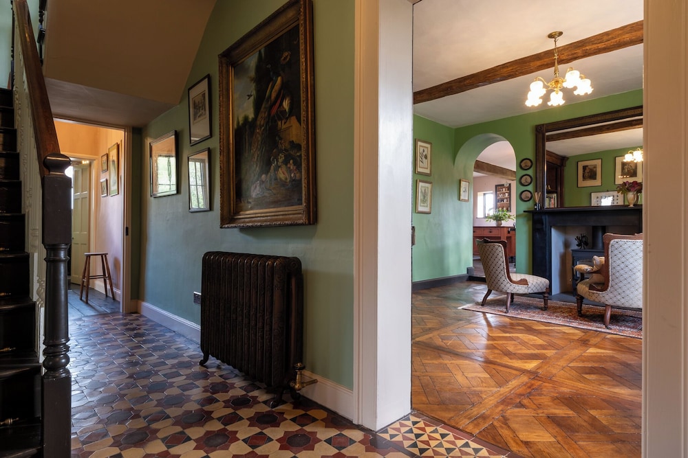 Stunning 4BD Home in Worcestershire