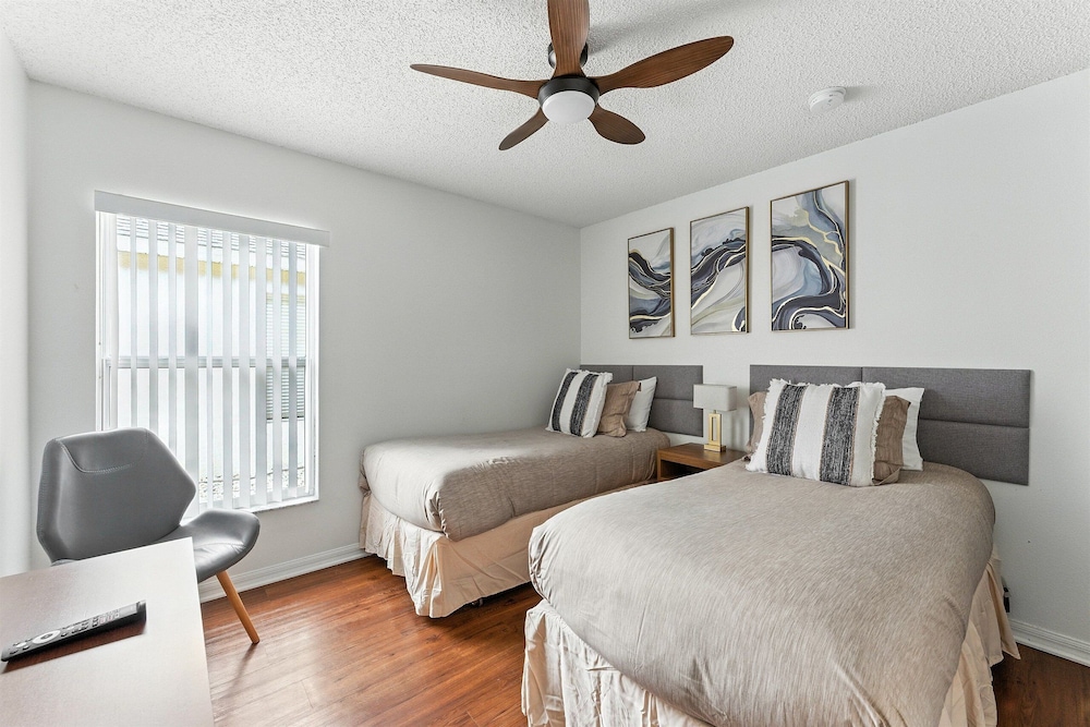 Carpet-free 4BR w/ Pool, 2 Master Bds, Near Disney
