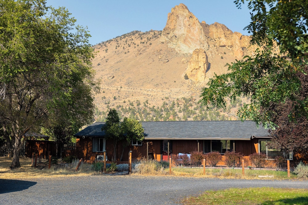 Smith Rock Base Camp Sleeps 6!