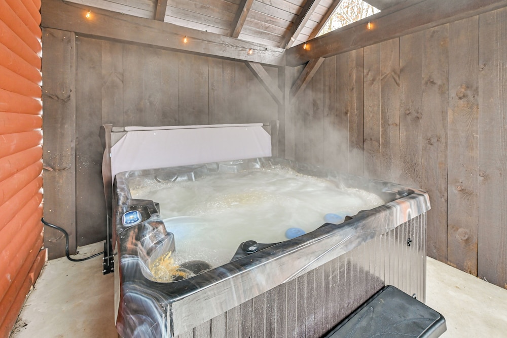 Peaceful Cabin w/ Hot Tub in Dundee: Dogs Welcome
