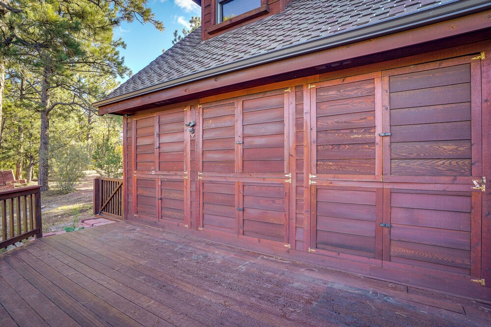 Expansive Monument Home: Hot Tub & Mountain Views! view 5