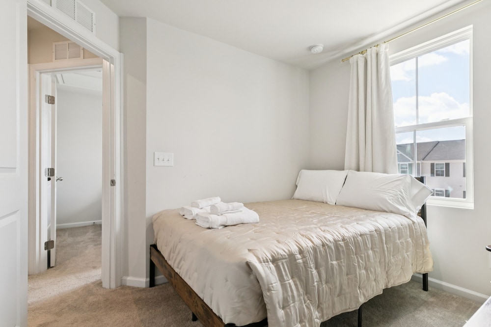 Modern Downtown Retreat Near Swamp Rabbit Trail 4 Bedroom Townhouse