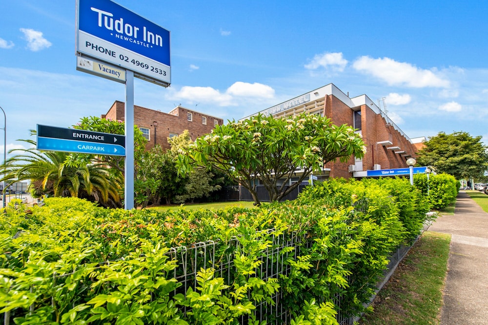 Hotel Tudor Inn Newcastle - Image 1