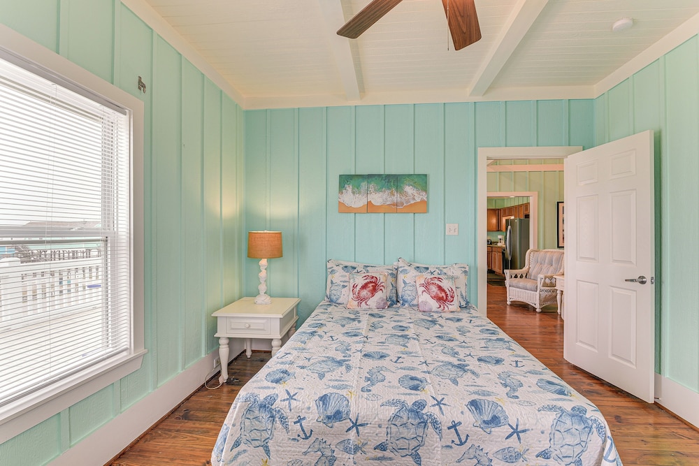 Walk to Beach: Home w/ Hot Tub & Deck in Gilchrist
