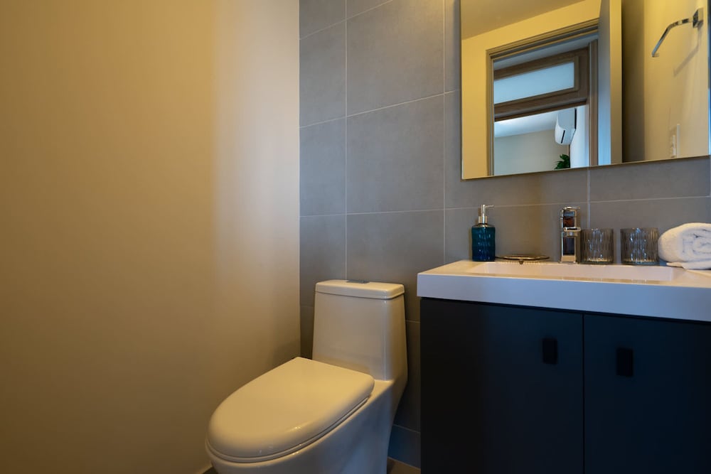 w Regal 1BR w Great Deco in Centriqo