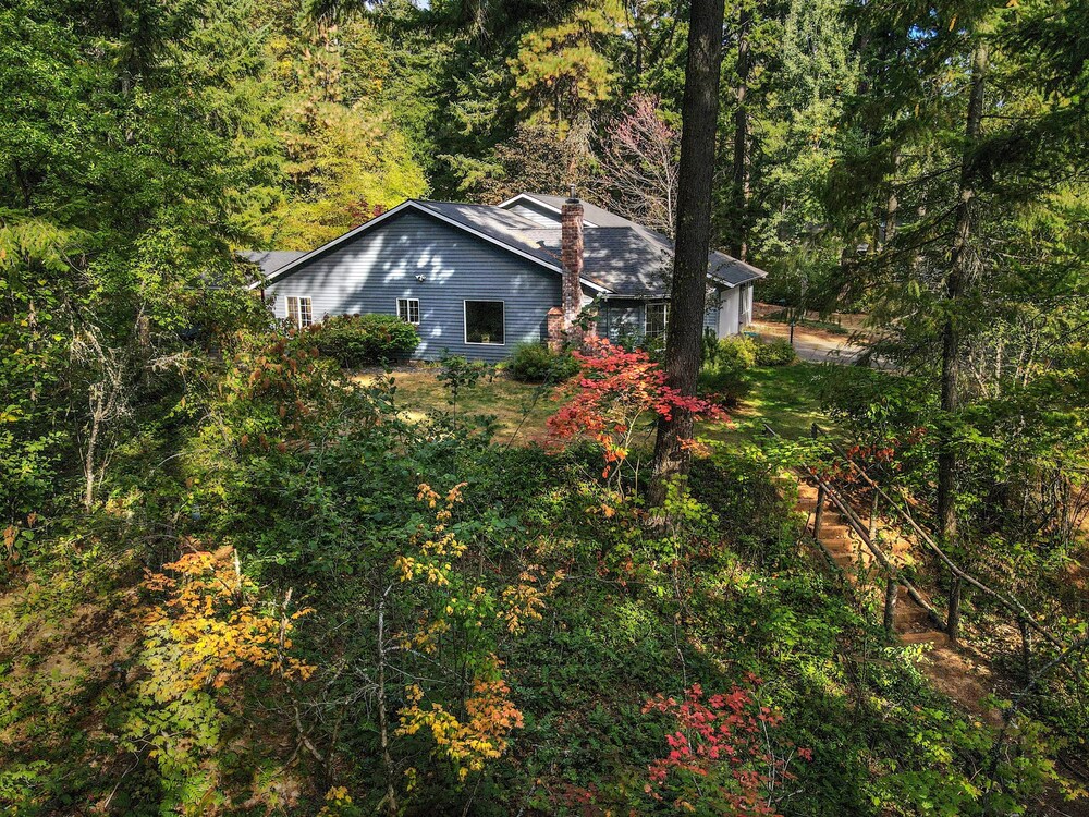 Green Mountain Escape 30 Day Minimum 3 Bedroom Home by Redawning view 5
