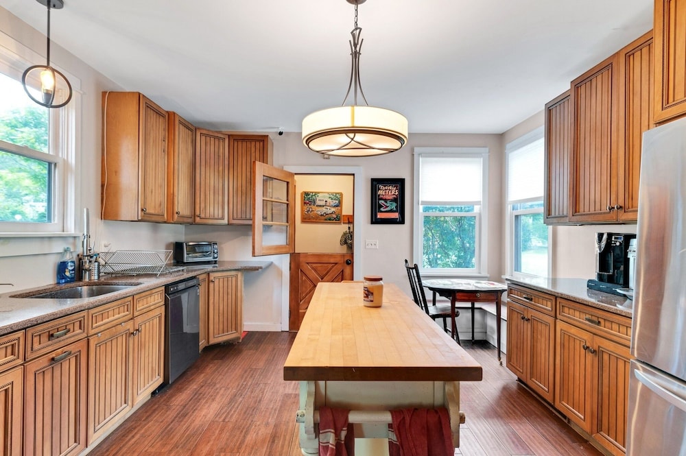 Spacious Victorian Home With Mountain Views And Lots Of Fun Extras!! 5 Bedroom Farmhouse by Redawning - Property Image 40
