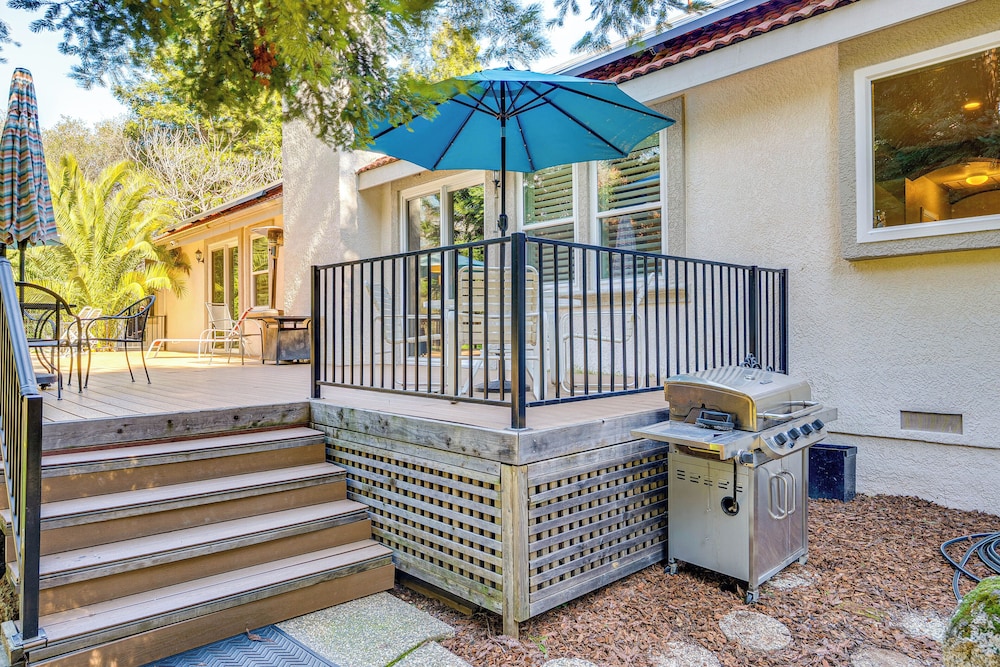 Luxe Vineyard Villa w/ Views & Fire Pit in Loomis!