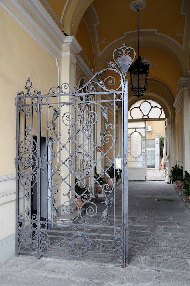 Charming Studio Apartment in Front of the Arno River