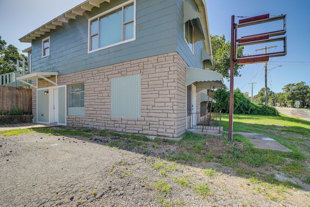 7 Mi to Dtwn Tulsa: Dog-friendly Home w/ Yard