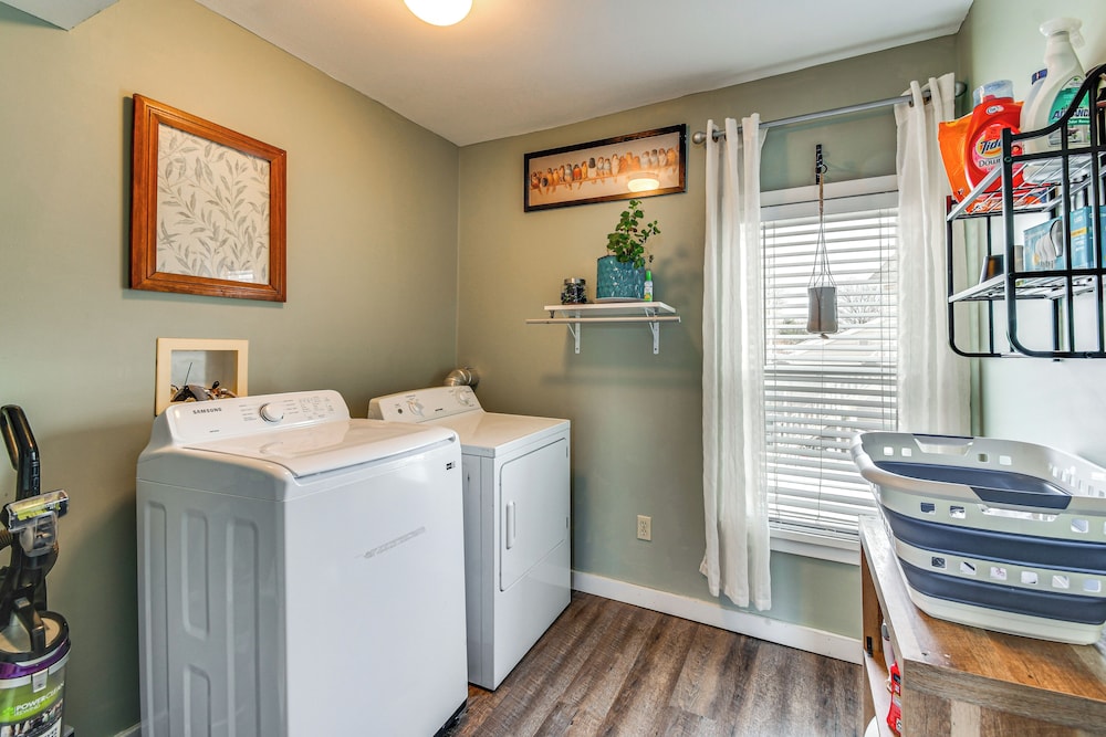 5 Mi to Dtwn Syracuse: Updated Apartment!