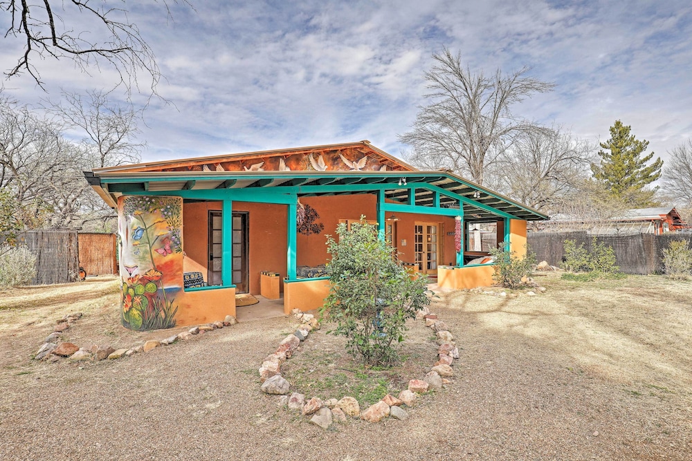 Casa Paloma Studio: Artsy & Airy w/ Hot Tub Access