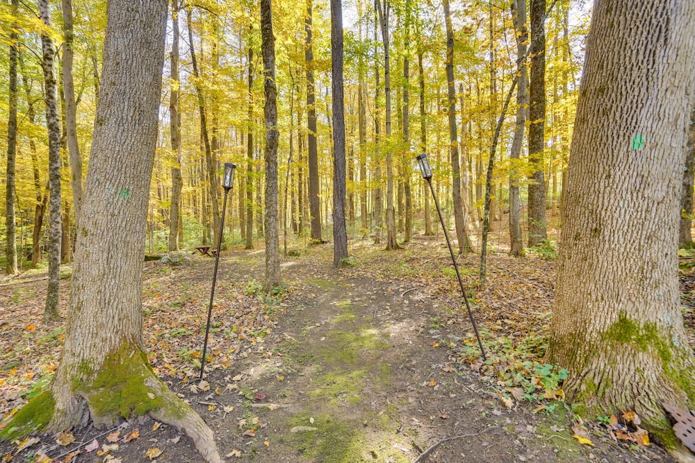 Tranquil 3 BR Stockbridge House w/ Private Deck!