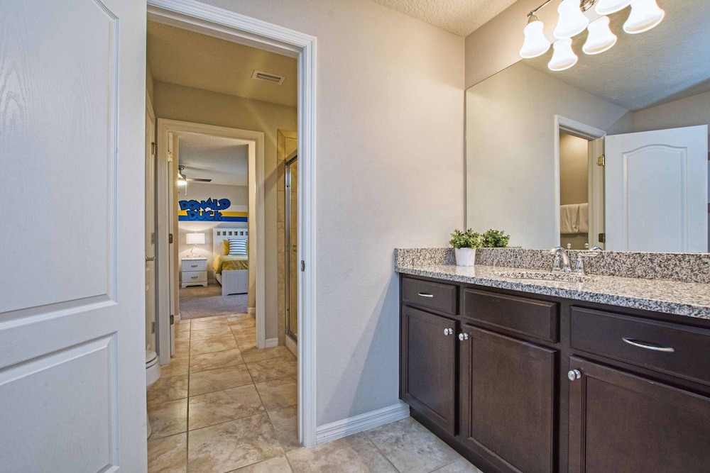 Home 8 Bdrm at Windsor Westside With Top Amenities