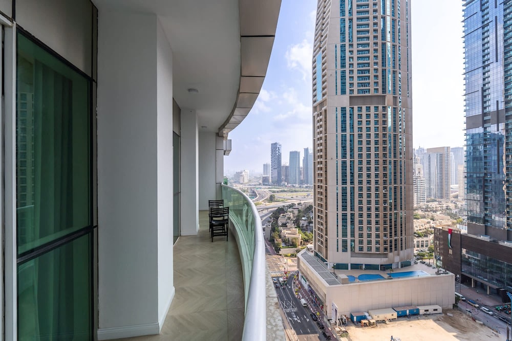A Fabulous 1 Bedroom Apartment in Marina Pinnacle