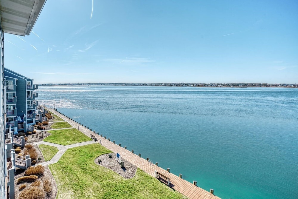 Harbour Island 402m 2 Bedroom Condo
