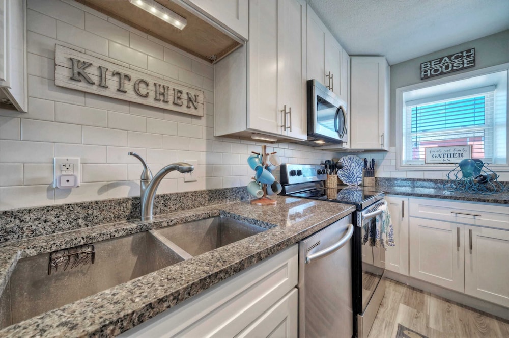 Steps to Sandfest 2 Condos in Beachfront Complex w/ Pool, Pickleball/tennis