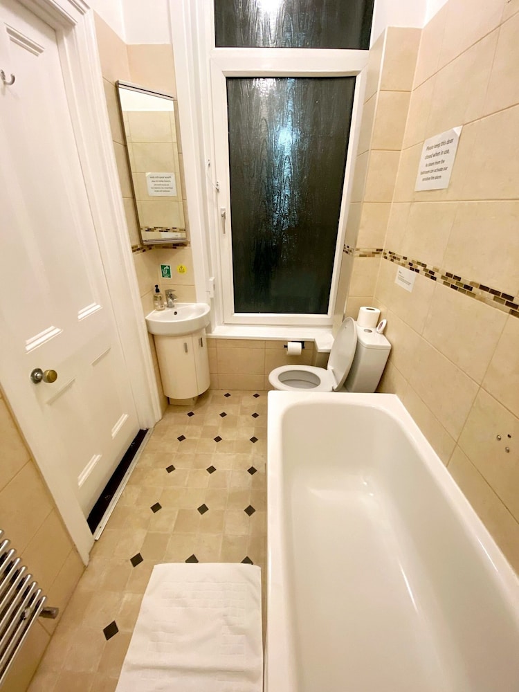 Spacious First-Floor Super King or Twin Studio Apartment with Free Parking