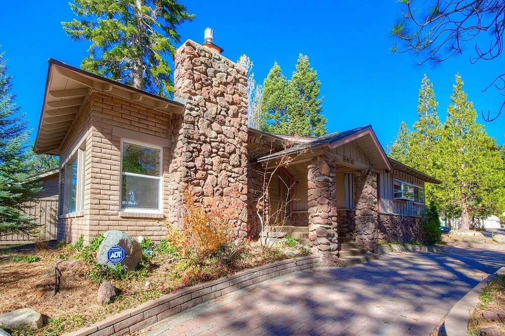 Cheyenne Chalet 4 Bedroom Home by RedAwning - Property Image 3