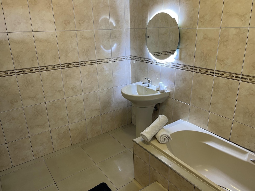 Remarkable 5-bed House in Springs & Nigel