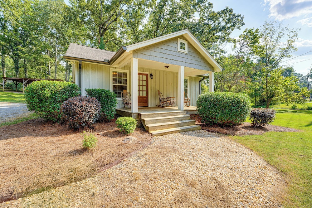 Peaceful Home w/ Porch & Yard, 5 Mi to Rome!