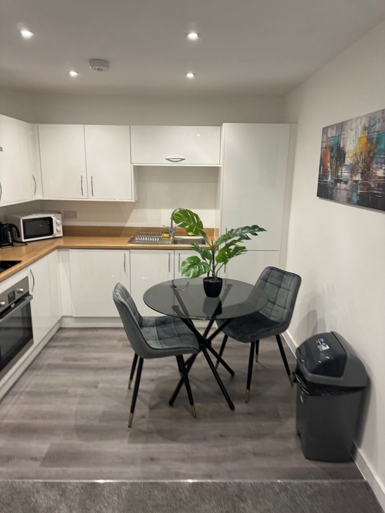 Bright & Cozy Hull Stay