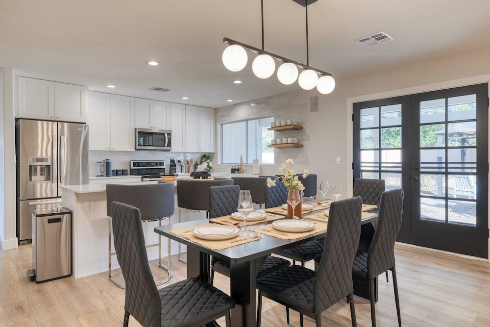 Sol Vista Private Oasis w/ Pool, Putting Green, and Prime Location