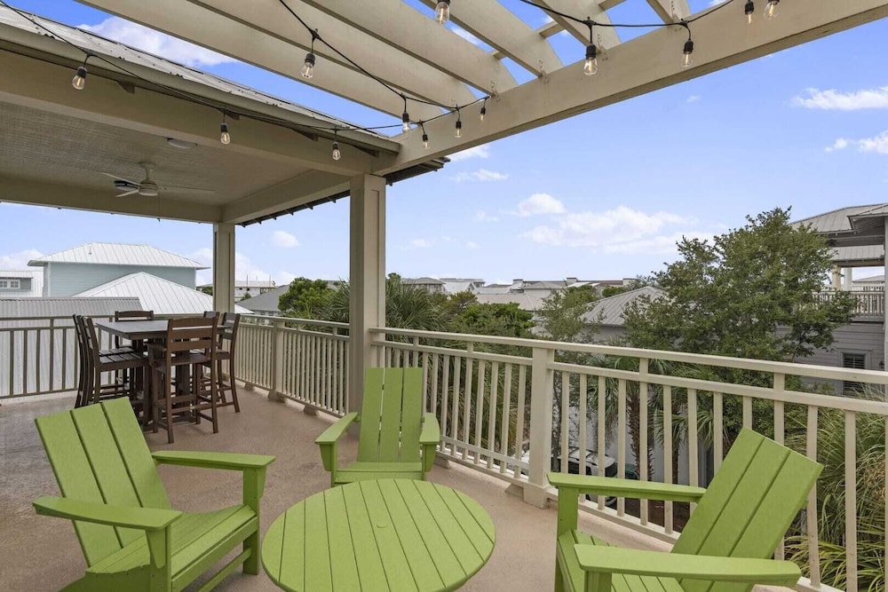 Good Day Sunshine by Avantstay Sleeps 16, Pool + Private Beach Access