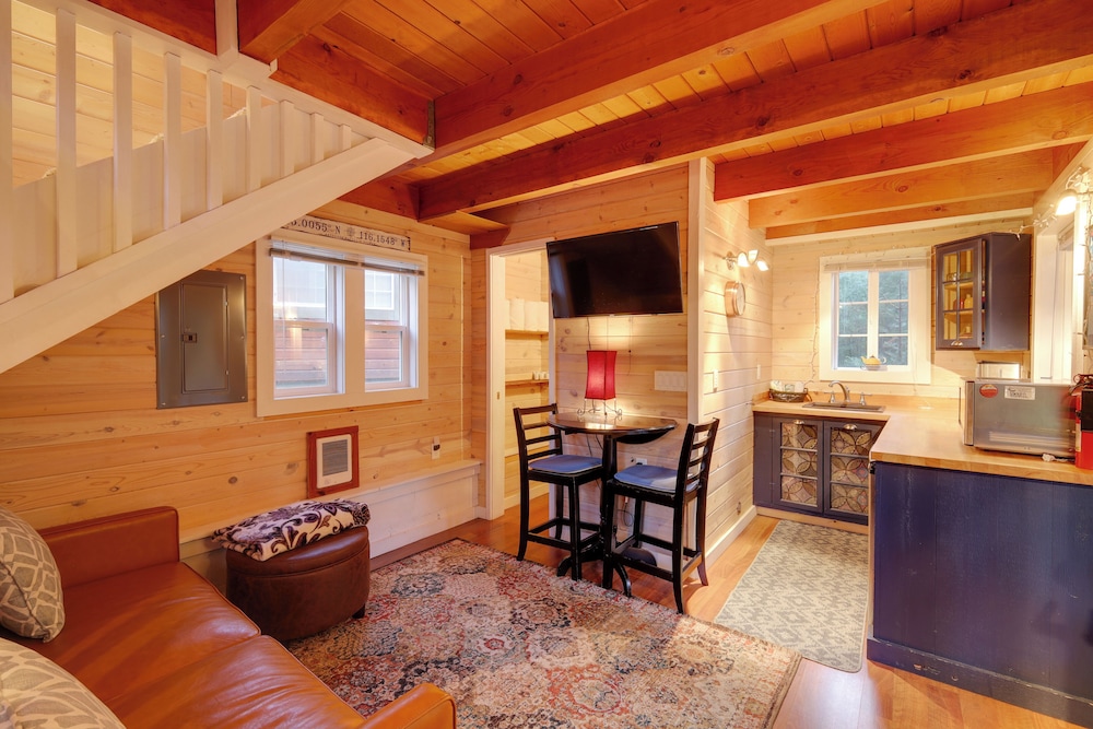 Ski, Hike, Relax By Water: Rustic Mccall Tiny Home