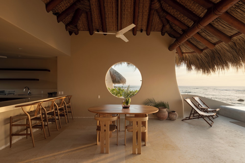 Beachfront Condo Los Panchos 301