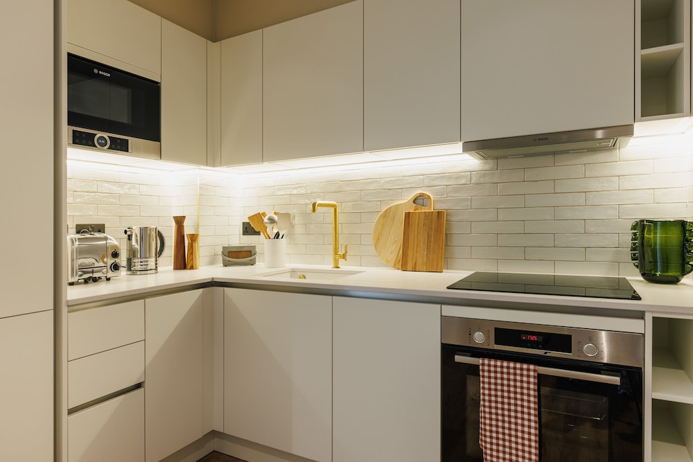 Sophisticated Studio Flat With Rooftop Access