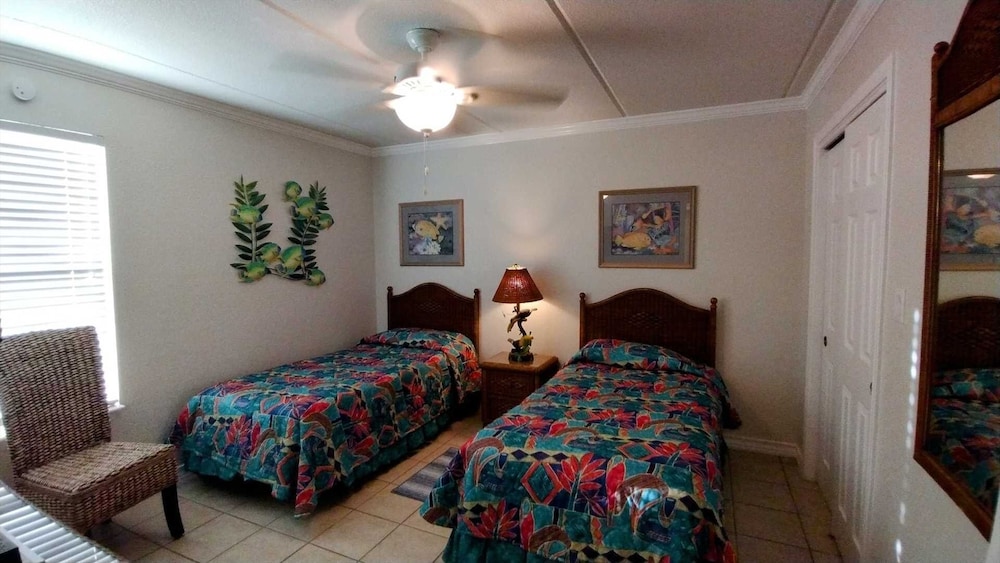 Continental 101 Minium 2 Bedroom Condo by RedAwning view 5