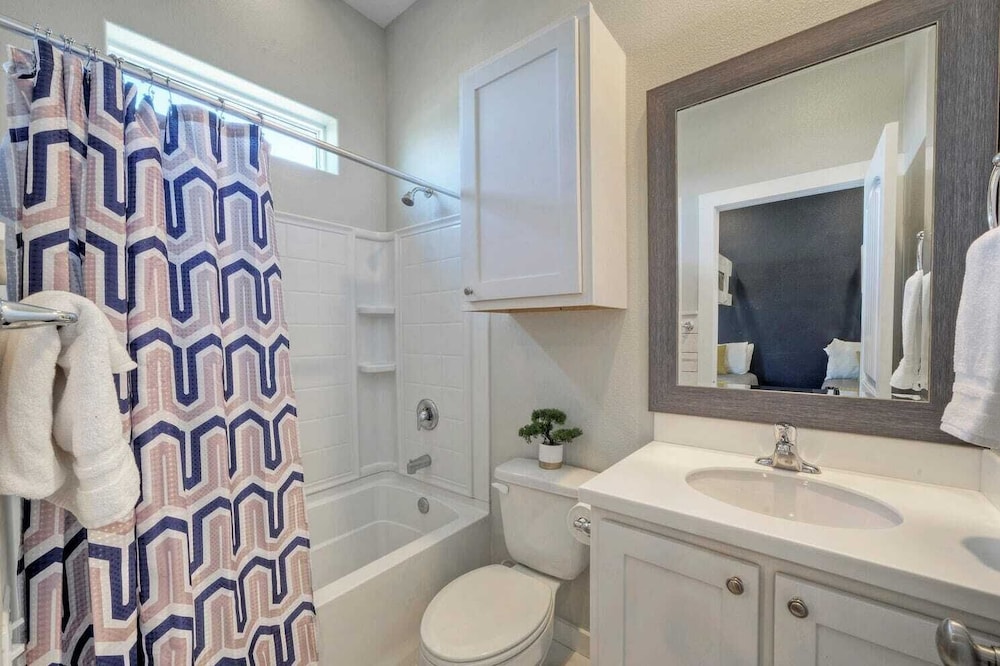 Sleeps 24, 2 Homes Pool, Backyard Tiki Bar, Fire Pit, Cornhole Walk to Beach