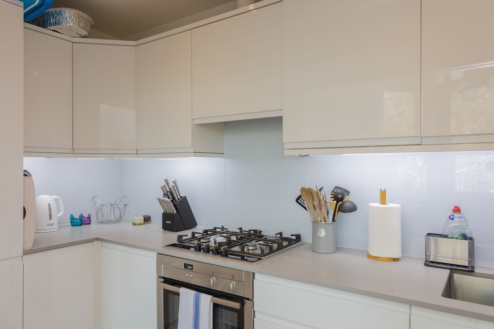 Newly Renovated 3 Bedroom Apartment in North West London