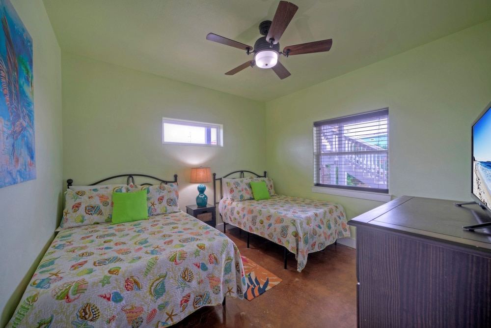 Leave of Absence Luxe Coastal Stay w Pool Outdoor Dining Minutes to Beach
