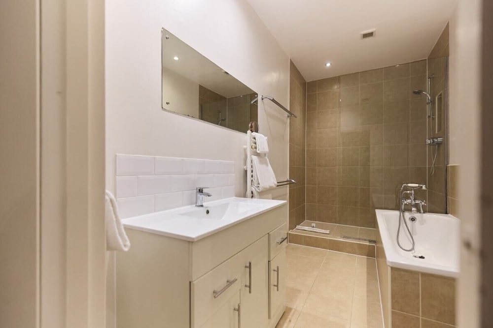 The West Kensington Hideout - Cozy 2bdr Flat With Garden