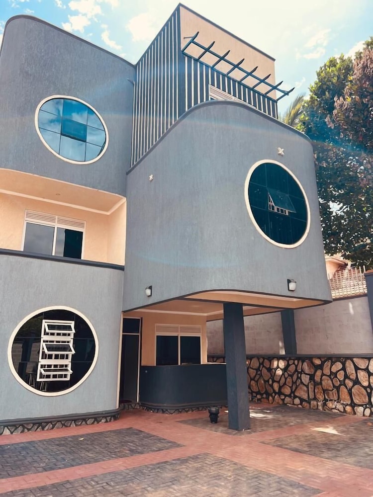 VICTORIA ROCK SUITES MUNYONYO
