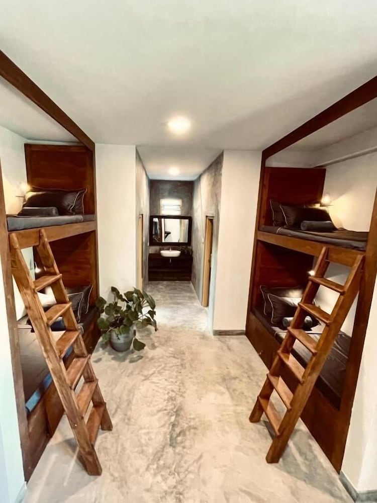 Banana Bunks Mirissa