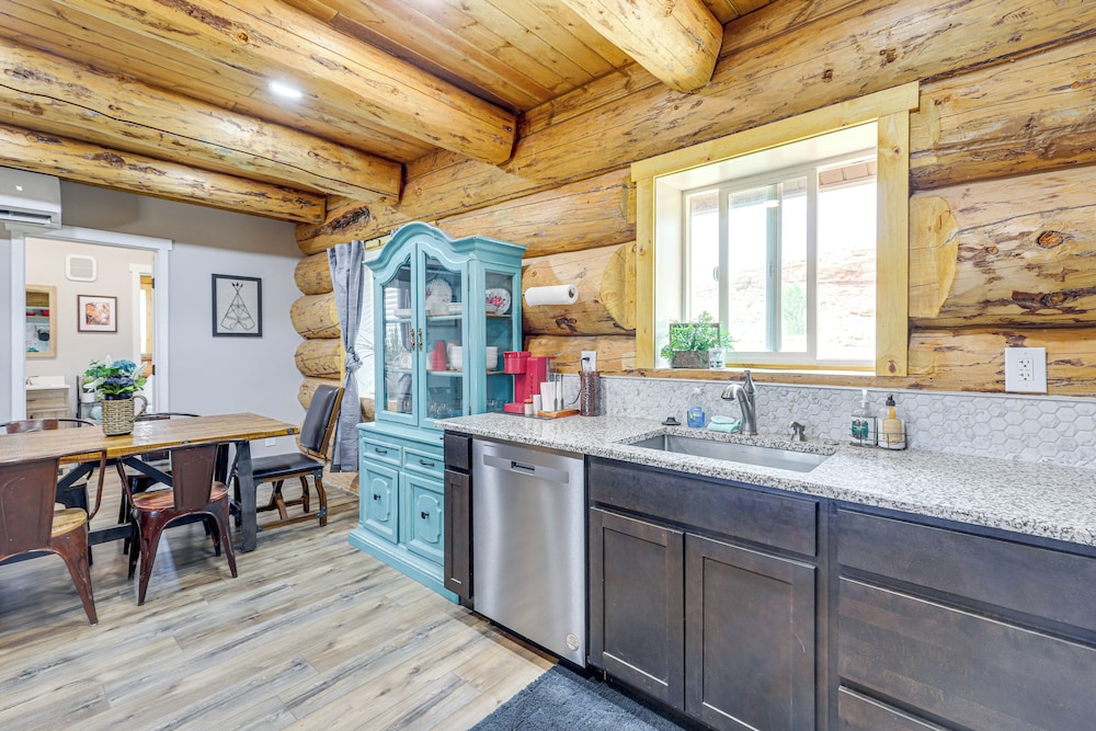 < 2 Mi to Skinwalker Ranch: 'rustic Cliff' Retreat