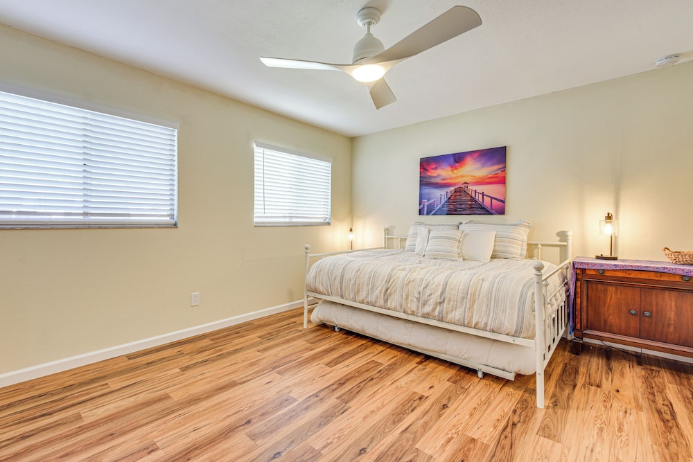 6 Mi to Beaches: Modern Bradenton Getaway!