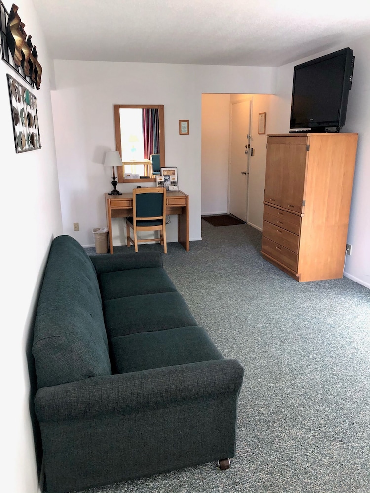Budget Host Cloverland Motel