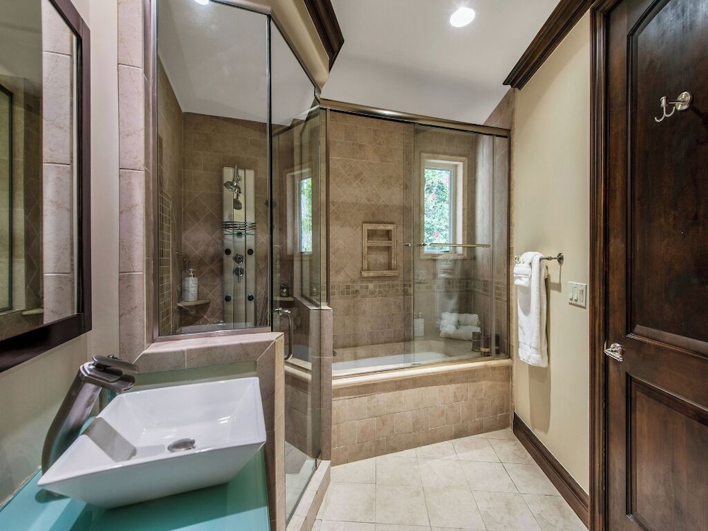 Robmar Mansion - Beverly Hills Mediterranean Estate With Pool & Sport Court