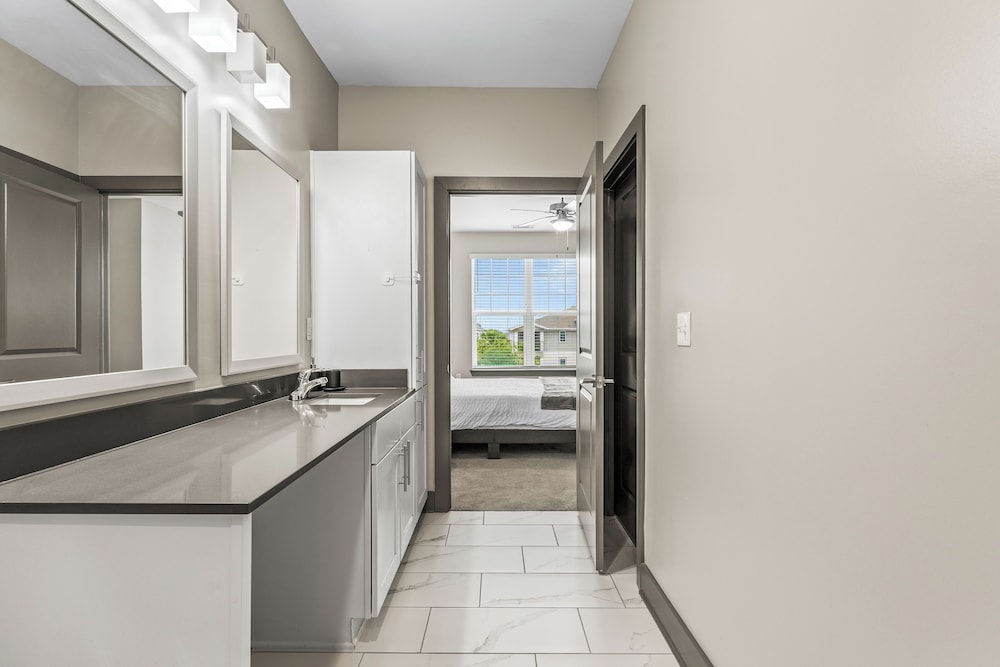 Monarch Apartments 15m to Parks, Pet Friendly, Free Parking by Heavenly Homes