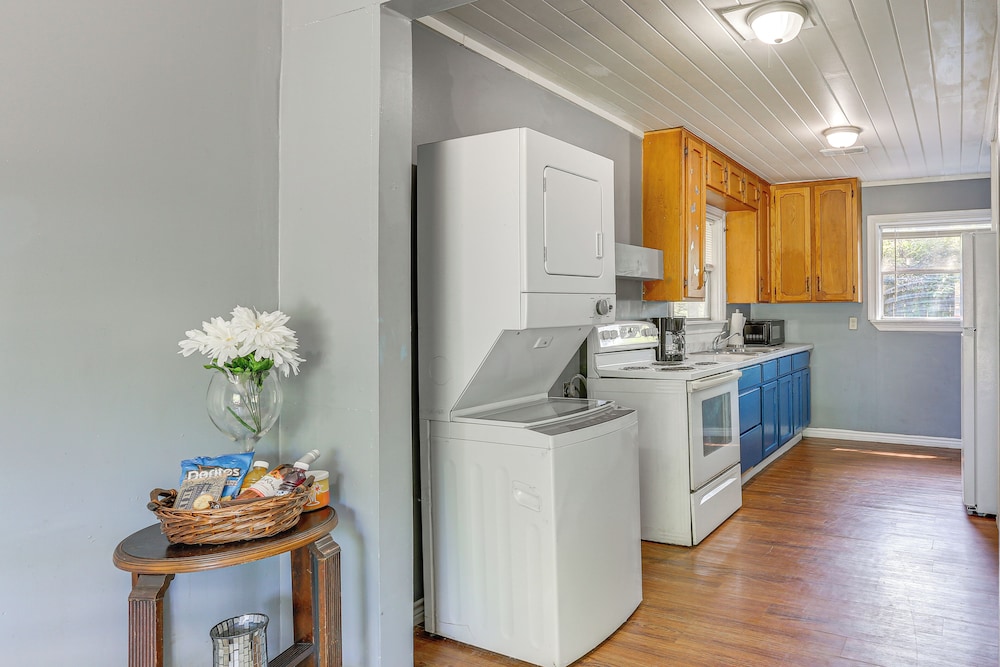 12 Mi to Lake Access: Port Arthur Apt w/ Yard