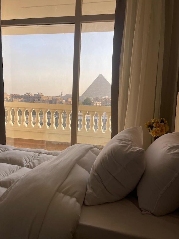 Roone Pyramids View Inn