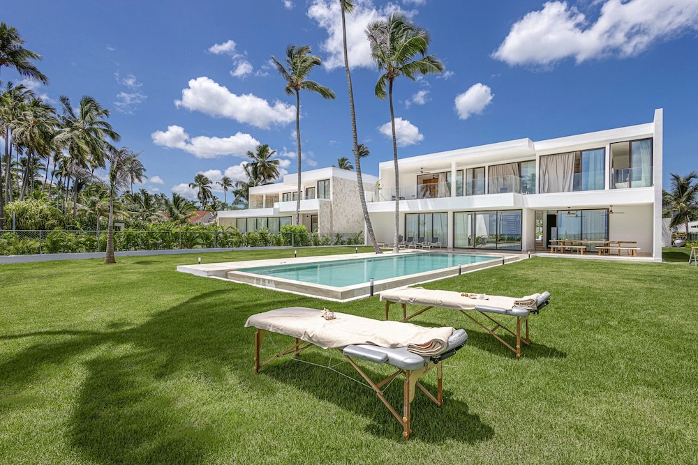 6BR Oceanfront Bliss With Private Chef and Pool