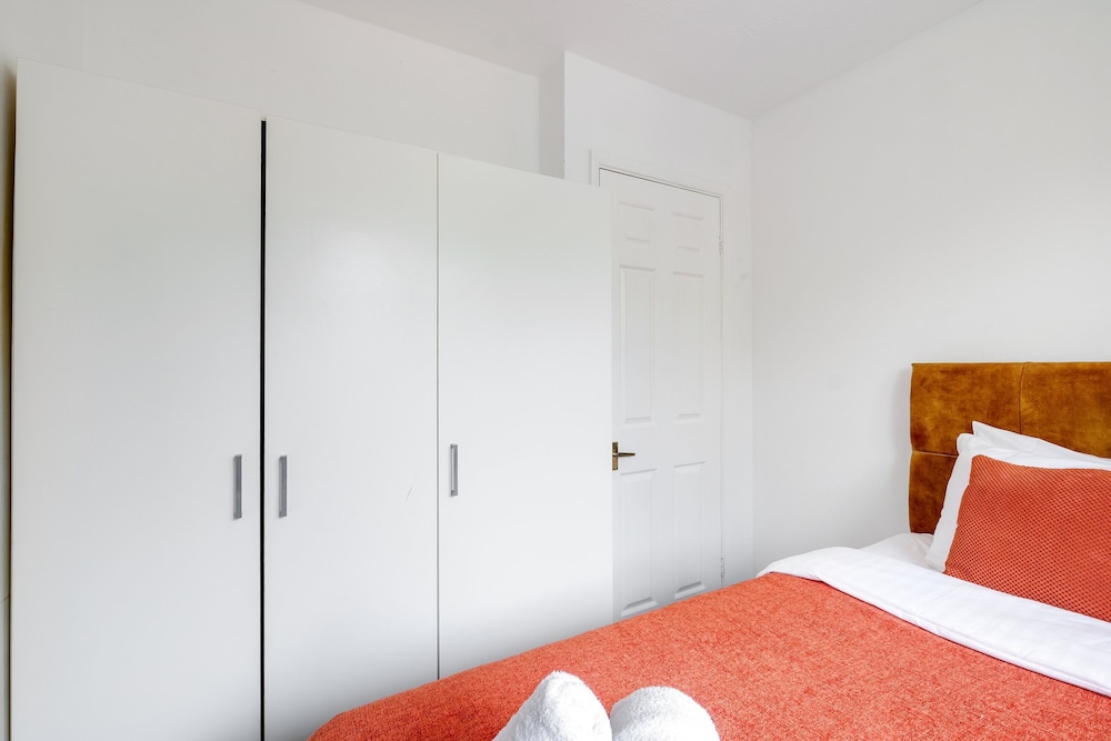 Sharp Close 4 Bedroom 2 Bath - Aylesbury